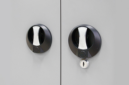 Storage cabinet with lock