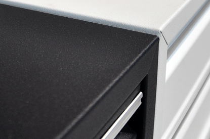 工業風展示架採用霧面磨砂烤漆，有黑色與白色兩種選擇