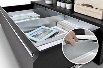 大容量抽屜荷重45kg，抽屜內附兩片抽屜隔板